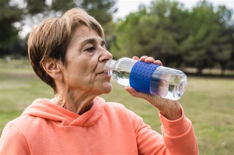 foto de persona mayor bebiendo agua