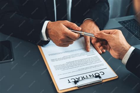 imagen de una persona mayor firmando un documento ante un notario