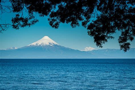 Foto panorámica de la Residencia Vista Hermosa con el Lago Llanquihue de fondo