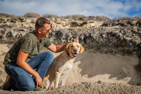 perro senior con su dueño en una pose cariñosa