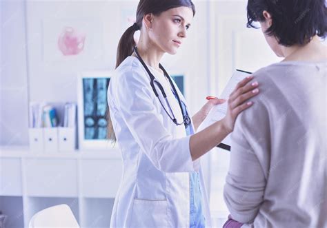 Fotografía de un médico explicando resultados a un paciente en una consulta