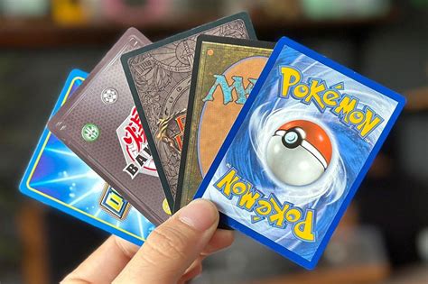 Jugadores de cartas coleccionables interactuando y mostrando sus mazos