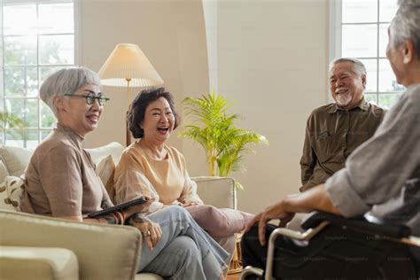 Personas mayores conversando en un entorno de comunidad, simbolizando el apoyo de la PGU