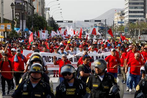 Foto de una protesta pacífica frente a un hogar de ancianos
