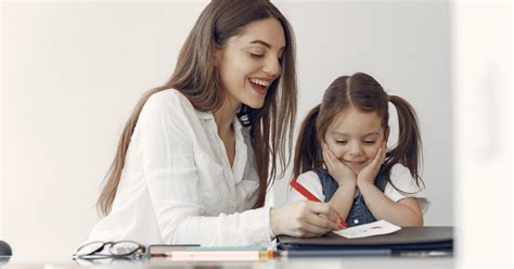 Infografía comparativa de los efectos del apoyo individualizado vs. apoyo en el aula regular.