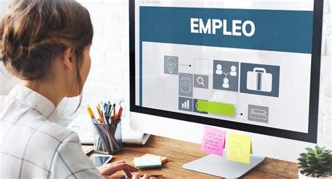 Persona buscando empleo y pensando en su futuro