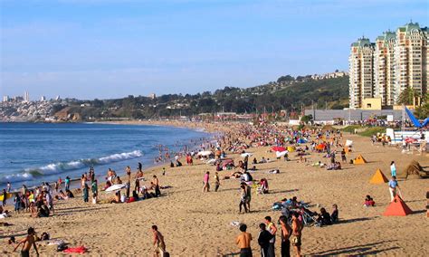 Playa de Viña del Mar con edificios residenciales y el mar
