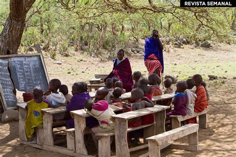 Foto de niños en una escuela en una zona de bajos recursos, simbolizando el esfuerzo por la educación inclusiva
