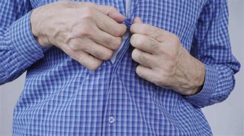 Persona mayor realizando actividades cotidianas como abotonarse una camisa o usar cubiertos