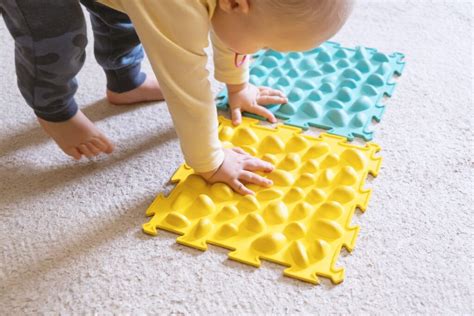 Niño tocando juguetes con diferentes texturas