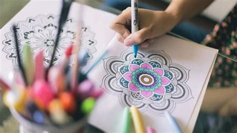 Foto de adultos mayores coloreando mandalas en un taller