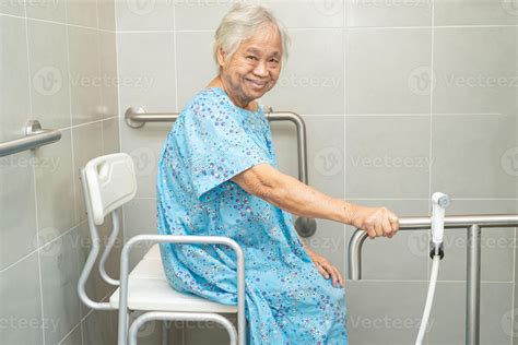 Persona mayor sonriendo durante el baño asistido