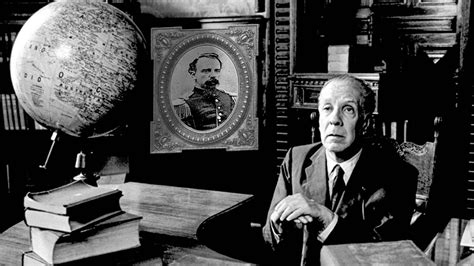 Jorge Luis Borges pronunciando una conferencia, con un aura de solemnidad y sabiduría