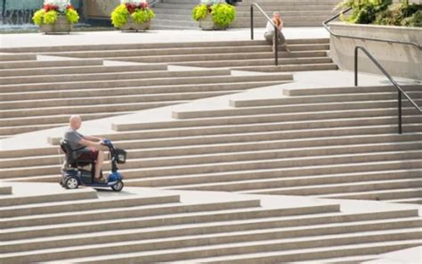 Infografía: personas diversas utilizando un espacio público accesible
