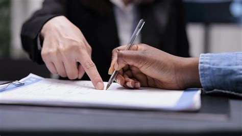Fotografía: Persona firmando un documento en una oficina de AFP, representando el proceso de suscripción de la Orden de Traspaso.