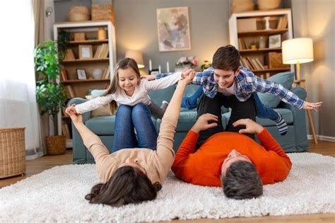 Familia con dos hijos jugando en casa