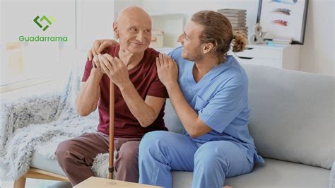 Personas mayores conversando tranquilamente con paciencia