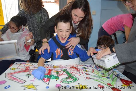 Grupo de personas con discapacidad pintando en un taller de arte inclusivo