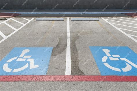 Foto de un estacionamiento reservado con la credencial de discapacidad visible en el parabrisas