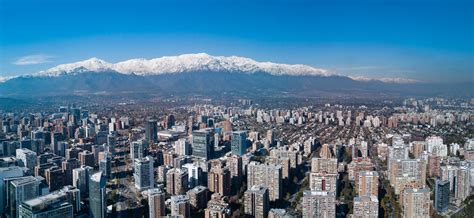 Foto panorámica de Santiago de Chile con edificios modernos y el horizonte de la ciudad