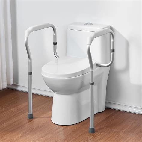 Adulto mayor usando pasamanos en el baño