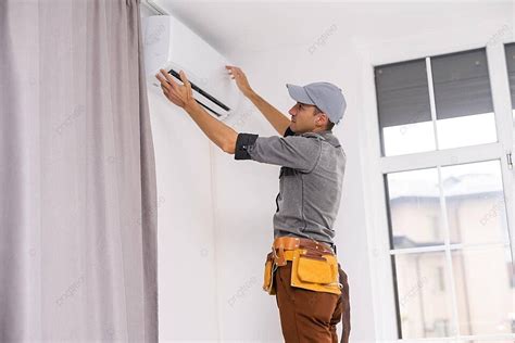 Foto: Cuidador realizando tareas de mantenimiento en una parcela