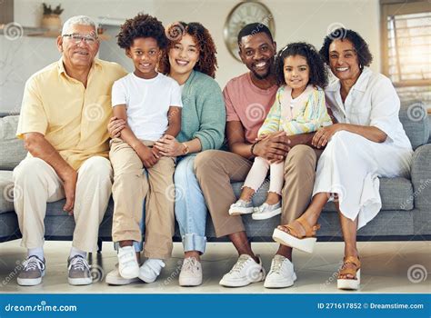 Foto de una familia intergeneracional interactuando con alegría