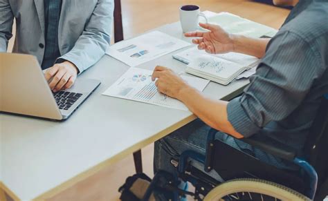 Persona con discapacidad realizando trámites de identificación