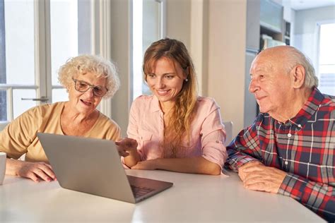 Personas mayores usando smartphones y tablets en un entorno moderno, con infografía sobre las tendencias de uso de tecnología