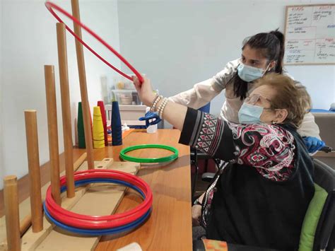 Foto de personas mayores participando en actividades de terapia ocupacional