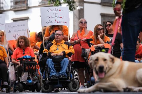Personas manifestándose por los derechos de las personas con discapacidad en Chile