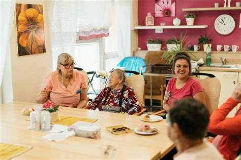 Foto de mujeres interactuando en un ambiente hogareño y de apoyo