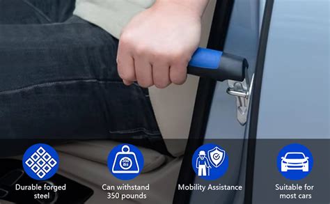 Persona mayor utilizando barra de apoyo para entrar al coche con seguridad