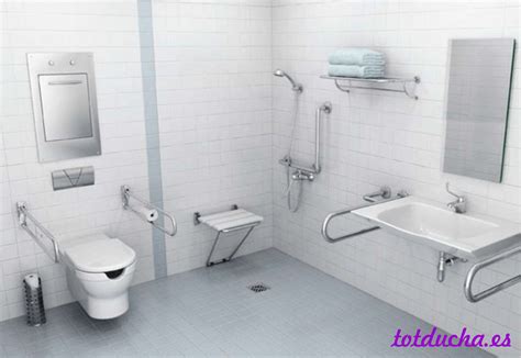 Baño adaptado para personas mayores con barras de apoyo, asiento de ducha y superficies antideslizantes