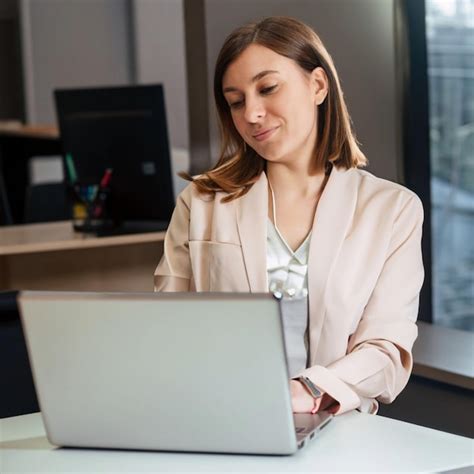 Mujer trabajando en una oficina con documentos y computadora, simbolizando la posibilidad de reincorporación laboral para pensionados.