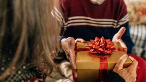 Esquema de factores a considerar al elegir regalos para personas mayores, incluyendo seguridad, facilidad de uso y utilidad.