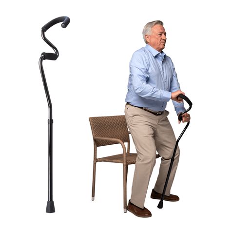 Persona mayor utilizando un bastón ergonómico para caminar de forma segura.