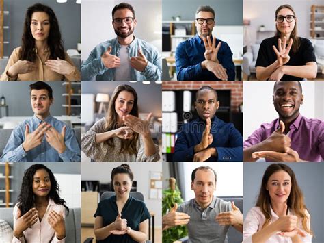 Fotografía de personas utilizando lenguaje de señas en un entorno educativo