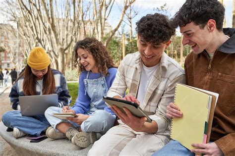 Foto temática de estudiantes universitarios colaborando en un entorno de apoyo académico