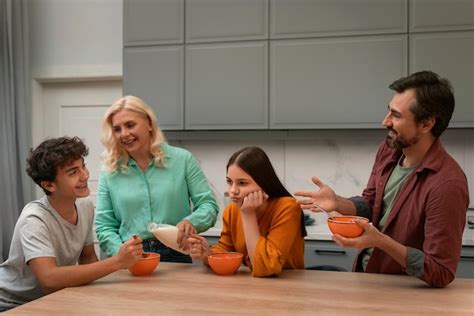 Foto de una familia conversando en un entorno de apoyo