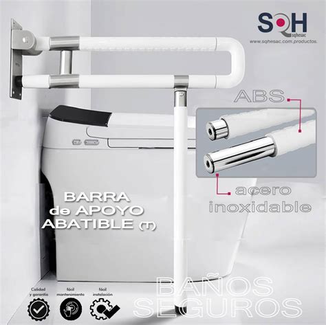 Fotografía de un probador accesible con barra de apoyo, asiento abatible y espejo grande.