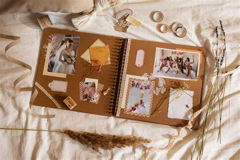 Foto de un álbum de fotos antiguo con un cuaderno de recuerdos