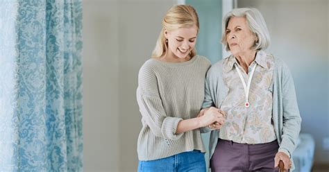 Ilustración de una casa siendo cuidada por una persona mientras los dueños están ausentes