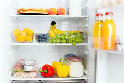 Refrigerador con pocos alimentos o alimentos vencidos.