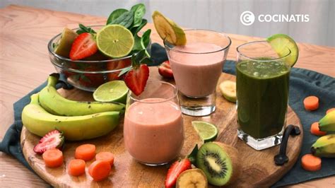 Foto de diferentes batidos de frutas y verduras