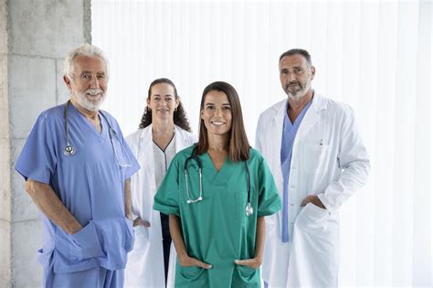 Equipo de profesionales de la salud cuidando a personas mayores en una residencia