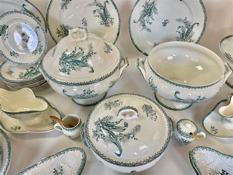 Colección de vajillas antiguas y elementos decorativos típicos de hogares de mayores