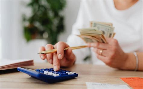 Persona manejando finanzas personales en línea