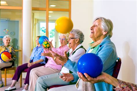 Fotografía de personas mayores realizando actividades sociales y de estimulación mental