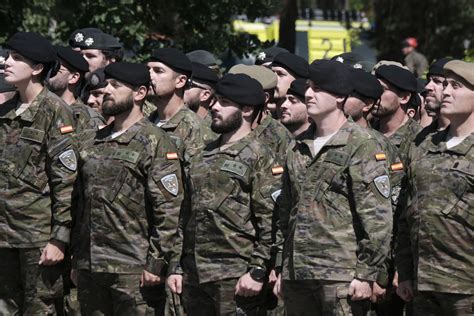Foto temática de militares españoles desfilando o en servicio